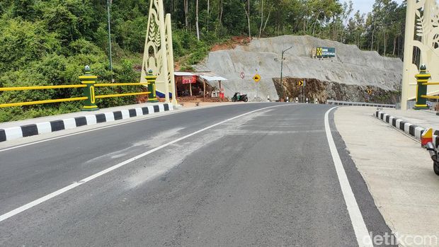 Kondisi jalan-jembatan Kedung Kandang yang mulai muncul retakan seperti dilihat detikJogja, Kamis (21/3/2024).