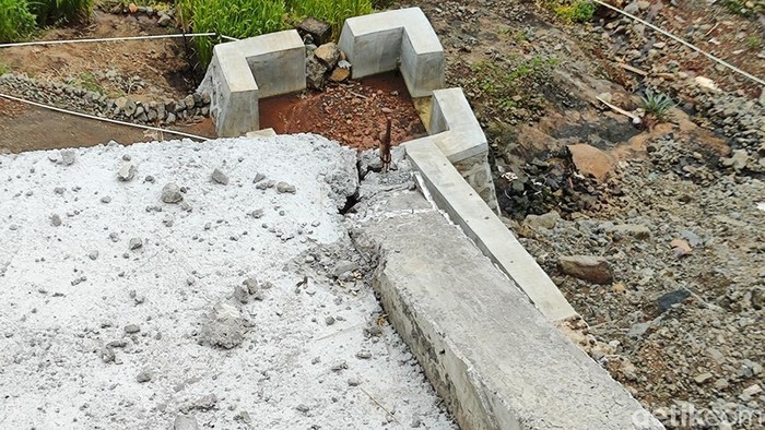 Kondisi jalan-jembatan Kedung Kandang yang mulai muncul retakan seperti dilihat detikJogja, Kamis (21/3/2024).