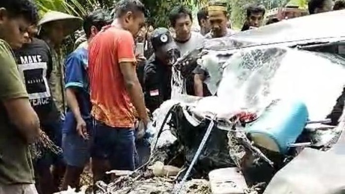 Kondisi minibus yang rusak tabrakan dengan truk di Kolaka.
