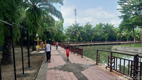 Kondisi pagar pembatas area kolam di sekitar Gedung Kesenian Ir Soekarno (Twin Tower) Jembrana, Bali, yang jebol dan berkarat, Kamis (21/3/2024). (I Putu Adi Budiastrawan/detikBali)