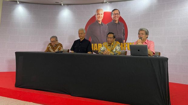 Konferensi pers Ganjar-Mahfud di Posko Pemenangan Ganjar-Mahfud, Jakarta Pusat, Kamis (21/3/2024). (CNBC Indonesia/Rindi Salsabila)