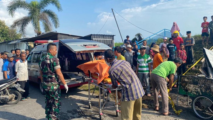 Korban kebakaran warung di Gresik dievakuasi