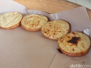Gurih Lembut Kue Lumpur di Cirebon yang Dimasak Pakai Arang