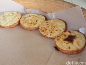 Gurih Lembut Kue Lumpur di Cirebon yang Dimasak Pakai Arang
