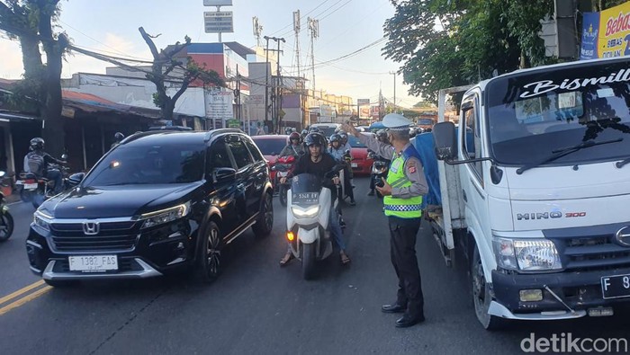 Lalin di Jalan Sholis Bogor sempat macet parah. (M Sholihin/detikcom)