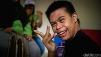 Di RCDS, anak-anak down syndrome menjalani kelas musik, beladiri, melukis, serta barista. 