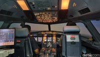 Kami diajak untuk masuk ke dalam mesin simulator tersebut. Terlihat kokpit pesawat dibuat begitu mirip dengan tombol yang lengkap, hingga proyeksi layar yang menampilkan berbagai suasana dan kondisi. Di dalamnya juga terdapat mesin operator yang dapat mengendalikan kondisi simulasi, mulai dari cuaca mendung atau cerah, hingga mesin yang dibuat mati satu.