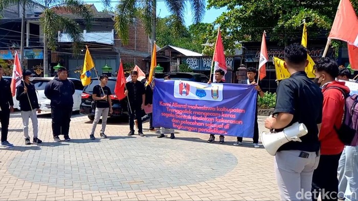Mahasiswa di Trenggalek demo di Kemenag setempat