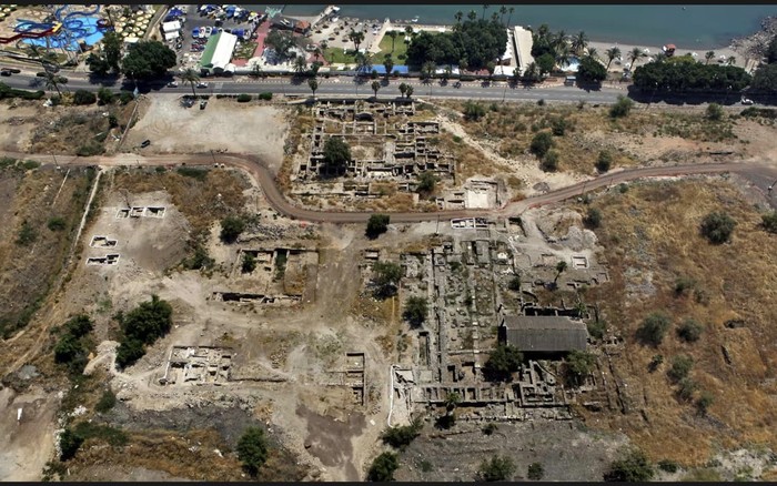 Para arkeolog di Israel menemukan sisa-sisa masjid kuno yang diyakini berasal dari dekade awal Islam, selama penggalian di kota Tiberias pada tahun 2014.