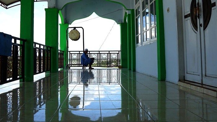Sejumlah warga menyusuri anak tangga menuju masjid Quba yang bangun di atas bukit dengan panorama Danau Limboto di Dembe, Kota Gorontalo, Gorontalo, Kamis (21/3/2024). Masjid Quba yang dibangun pada masa penyebaran Islam di Gorontalo sekitar 1.500 masehi tersebut menjadi salah satu masjid yang sering dikunjungi peziarah untuk berdoa di makam Aulia Raja Ilato yang dijuluki Ju Panggola atau yang dituakan. ANTARA FOTO/Adiwinata Solihin/Spt.
