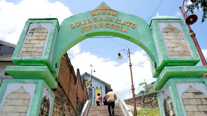 Sejumlah warga menyusuri anak tangga menuju masjid Quba yang bangun di atas bukit dengan panorama Danau Limboto di Dembe, Kota Gorontalo, Gorontalo, Kamis (21/3/2024). Masjid Quba yang dibangun pada masa penyebaran Islam di Gorontalo sekitar 1.500 masehi tersebut menjadi salah satu masjid yang sering dikunjungi peziarah untuk berdoa di makam Aulia Raja Ilato yang dijuluki Ju Panggola atau yang dituakan. ANTARA FOTO/Adiwinata Solihin/Spt.
