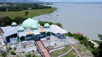 Foto aerial masjid Quba yang bangun di atas bukit dengan panorama Danau Limboto di Dembe, Kota Gorontalo, Gorontalo, Kamis (21/3/2024).