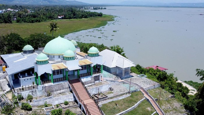 Masjid Quba di Kota Gorontalo Sejumlah warga menyusuri anak tangga menuju masjid Quba yang bangun di atas bukit dengan panorama Danau Limboto di Dembe, Kota Gorontalo, Gorontalo, Kamis (21/3/2024). Masjid Quba yang dibangun pada masa penyebaran Islam di Gorontalo sekitar 1.500 masehi tersebut menjadi salah satu masjid yang sering dikunjungi peziarah untuk berdoa di makam Aulia Raja Ilato yang dijuluki Ju Panggola atau yang dituakan. ANTARA FOTO/Adiwinata Solihin/Spt.