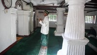 Masjid yang dikenal dengan Masjid Si Pitung itu merupakan masjid tua di Jakarta. 