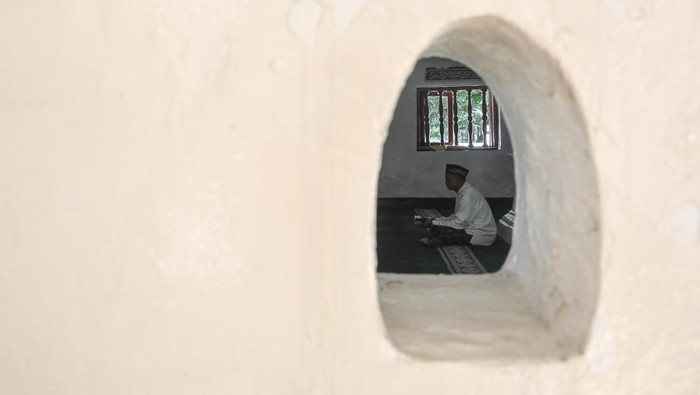 Umat Islam beribadah di Masjid Al Alam Marunda, Cilincing, Jakarta, Rabu (20/3/2024). Masjid yang dikenal dengan Masjid Si Pitung itu merupakan masjid tua di Jakarta yang didirikan pada abad ke-17 yang arsitekturnya mengandung empat unsur kebudayaan yakni Jawa, Betawi, Eropa, dan Tionghoa. ANTARA FOTO/M Risyal Hidayat/nym.