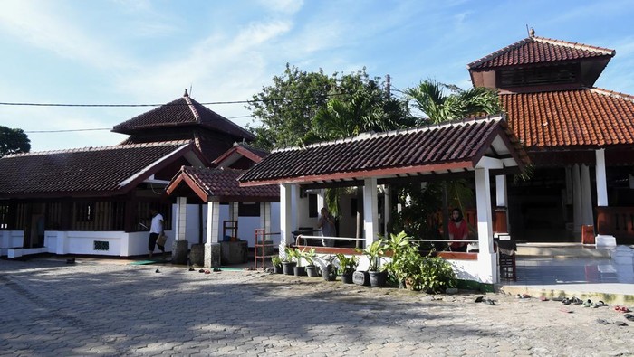 Umat Islam beribadah di Masjid Al Alam Marunda, Cilincing, Jakarta, Rabu (20/3/2024). Masjid yang dikenal dengan Masjid Si Pitung itu merupakan masjid tua di Jakarta yang didirikan pada abad ke-17 yang arsitekturnya mengandung empat unsur kebudayaan yakni Jawa, Betawi, Eropa, dan Tionghoa. ANTARA FOTO/M Risyal Hidayat/nym.