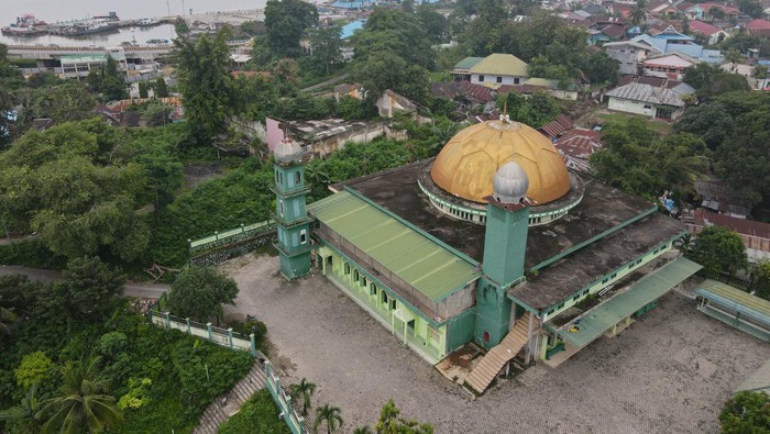 Foto udara bangunan Masjid Raya Kota di Kelurahan Kandai, Kendari, Sulawesi Tenggara, Rabu (20/3/2024). Masjid yang dibangun tahun 1957 tersebut ramai dikunjungi warga untuk berwisata religi khususnya pada bulan Ramadhan karena memiliki nilai sejarah sebagai masjid yang pertama didirikan sejak Kendari menjadi Kabupaten. ANTARA FOTO/Andry Denisah/YU/nym.