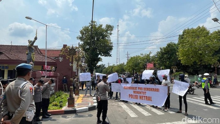 Massa menggelar aksi di depan Mapolres Mojokerto Kota mempertanyakan netralitas polri di Pemilu 2024