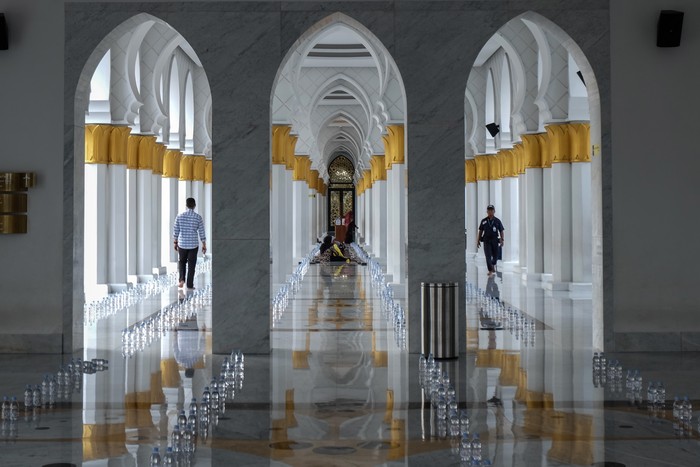 Umat Islam melakukan ibadah di Masjid Sheikh Zayed Solo, Jawa Tengah, Rabu (20/3/2024). Masjid hadiah dari Presiden Uni Emirat Arab (UEA) Mohamed Bin Zayed Al-Nahyan kepada Presiden Joko Widodo tersebut menjadi salah satu destinasi wisata religi yang banyak dikunjungi saat bulan Ramadhan di Kota Solo.  ANTARAFOTO/Maulana Surya/nym.