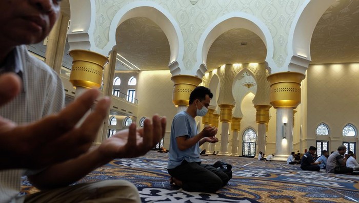 Umat Islam melakukan ibadah di Masjid Sheikh Zayed Solo, Jawa Tengah, Rabu (20/3/2024). Masjid hadiah dari Presiden Uni Emirat Arab (UEA) Mohamed Bin Zayed Al-Nahyan kepada Presiden Joko Widodo tersebut menjadi salah satu destinasi wisata religi yang banyak dikunjungi saat bulan Ramadhan di Kota Solo.  ANTARAFOTO/Maulana Surya/nym.