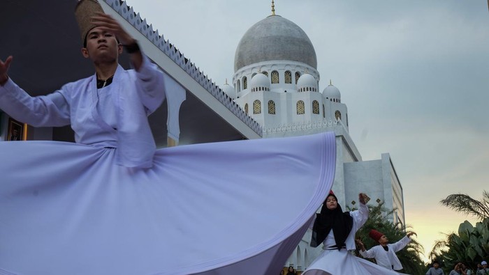 Umat Islam melakukan ibadah di Masjid Sheikh Zayed Solo, Jawa Tengah, Rabu (20/3/2024). Masjid hadiah dari Presiden Uni Emirat Arab (UEA) Mohamed Bin Zayed Al-Nahyan kepada Presiden Joko Widodo tersebut menjadi salah satu destinasi wisata religi yang banyak dikunjungi saat bulan Ramadhan di Kota Solo.  ANTARAFOTO/Maulana Surya/nym.