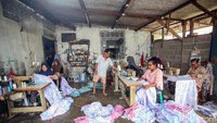 Etos kerja yang tinggi membuatnya cukup terkenal di kalangan bisnis seprai di Pasar Tanah Abang, relasi yang kian banyak menjadikan bisnisnya kokoh berdiri hingga 27 tahun. 