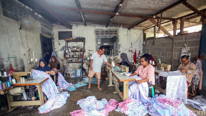 Konveksi pembuatan seprai di Tambun Selatan, Bekasi, milik Samuji (61) ini telah ada sejak 1997. Samuji menjalankan bisnisnya dari nol.