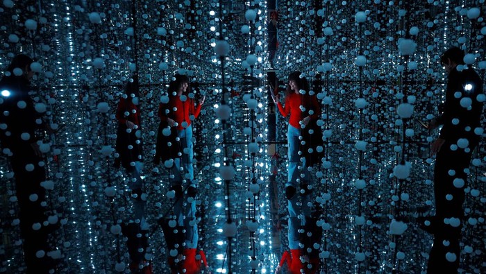 Menjelajahi Museum Cahaya di Madrid People attend a media presentation of the new Museo de la Luz (Museum of Light), which displays installations in which light is the main, if not the sole medium of creation, before its inauguration in Madrid, Spain, March 20, 2024. REUTERS/Susana Vera