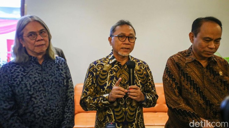 Menkominfo Budi Arie Setiadi dan Mendag Zulkifli Hasan mengunjungi Pusat Data Center E1 milik DCI Indonesia di Jakarta, Kamis (21/3/2024). Mereka disambut Presdir DCI Indonesia Toto Sugiri.