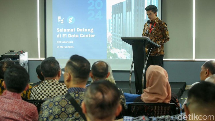 Menkominfo Budi Arie Setiadi dan Mendag Zulkifli Hasan mengunjungi Pusat Data Center E1 milik DCI Indonesia di Jakarta, Kamis (21/3/2024). Mereka disambut Presdir DCI Indonesia Toto Sugiri.