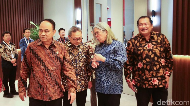 Menkominfo Budi Arie Setiadi dan Mendag Zulkifli Hasan mengunjungi Pusat Data Center E1 milik DCI Indonesia di Jakarta, Kamis (21/3/2024). Mereka disambut Presdir DCI Indonesia Toto Sugiri.