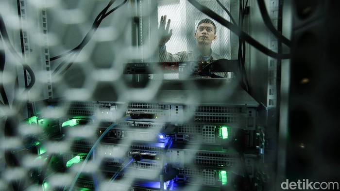 Menkominfo Budi Arie Setiadi dan Mendag Zulkifli Hasan mengunjungi Pusat Data Center E1 milik DCI Indonesia di Jakarta, Kamis (21/3/2024). Mereka disambut Presdir DCI Indonesia Toto Sugiri.