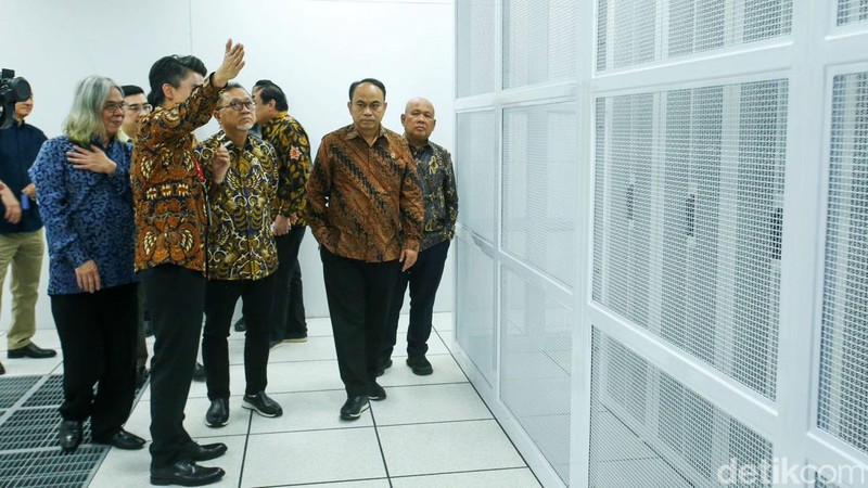 Menkominfo Budi Arie Setiadi dan Mendag Zulkifli Hasan mengunjungi Pusat Data Center E1 milik DCI Indonesia di Jakarta, Kamis (21/3/2024). Mereka disambut Presdir DCI Indonesia Toto Sugiri.