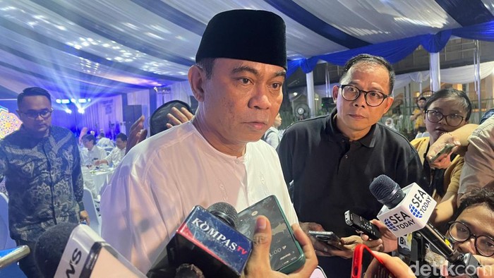 Bos-bos raksasa teknologi bakal menyambangi Indonesia dalam waktu dekat. Menteri Komunikasi dan Informatika, Budi Arie Setiadi, menyebutkan ada dua nama besar dari Apple dan Microsoft.