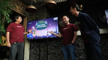 (Ki-Ka) Head of Product Management PT Link Net Tbk Leo Borise, Chief Sales & Marketing Officer PT Link Net Tbk Ronald Chandra Lesmana, Head of Marketing Communication PT Link Net Tbk Niki Sanjaya menyambut semangat Ramadan dalam Ramadan #DemiKamu. 