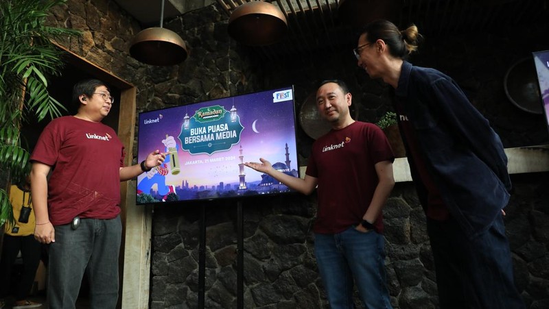 Chief Sales & Marketing Officer PT Link Net Tbk Ronald Chandra Lesmana menyampaikan informasi terkait ragam inovasi dan penawaran menarik yang dihadirkan Link Net di Jakarta (21/03). Selaras dengan komitmen untuk terus memberikan pengalaman yang lebih baik bagi pelanggan, Link Net menyajikan speed upgrade terbaru dan menyoroti ketersediaan internet cepat #BebasFUP tanpa batas kuota.