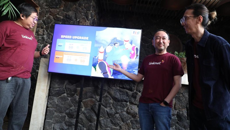 Chief Sales & Marketing Officer PT Link Net Tbk Ronald Chandra Lesmana menyampaikan informasi terkait ragam inovasi dan penawaran menarik yang dihadirkan Link Net di Jakarta (21/03). Selaras dengan komitmen untuk terus memberikan pengalaman yang lebih baik bagi pelanggan, Link Net menyajikan speed upgrade terbaru dan menyoroti ketersediaan internet cepat #BebasFUP tanpa batas kuota.