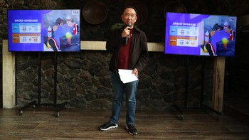 Chief Sales & Marketing Officer PT Link Net Tbk Ronald Chandra Lesmana menyampaikan informasi terkait ragam inovasi dan penawaran menarik yang dihadirkan Link Net di Jakarta (21/03). Selaras dengan komitmen untuk terus memberikan pengalaman yang lebih baik bagi pelanggan, Link Net menyajikan speed upgrade terbaru dan menyoroti ketersediaan internet cepat #BebasFUP tanpa batas kuota. 