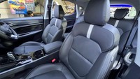 Mobil ini memiliki nuansa kabin yang sporty namun tetap elegan dengan kombinasi warna gelap dan terang. Tampak mobil ini juga sudah memiliki sunroof. Foto: Luthfi Anshori/detikOto