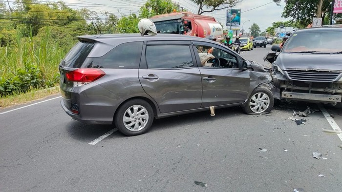 Mobil Mobilio tabrak mobil Innova di Jakal Km 11, Ngaglik, Sleman, Kamis (21/3/2024) siang.