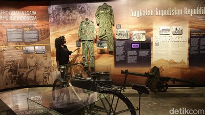 Momen Aktivis Pro Demokrasi Kunjungi Museum Polri