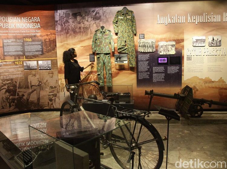 Momen Aktivis Pro Demokrasi Kunjungi Museum Polri