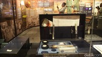 Museum ini menyajikan informasi mulai dari pemimpin kepolisian dari masa ke masa hingga berbagai macam kasus besar yang pernah ditangani polri.