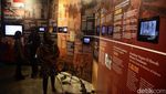 Momen Aktivis Pro Demokrasi Kunjungi Museum Polri