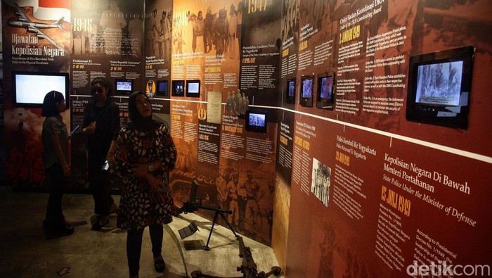 Momen Aktivis Pro Demokrasi Kunjungi Museum Polri Momen Aktivis Pro Demokrasi Kunjungi Museum Polri