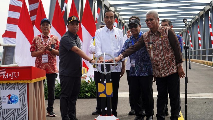Presiden Joko Widodo (kedua kiri) bersama Penjabat Gubernur Kalimantan Barat Harisson (kanan), Ketua Komisi V DPR Lasarus (kiri), dan anggota Komisi V DPR Syarief Abdullah Alkadrie (kedua kanan) memencet tombol saat meresmikan duplikasi Jembatan Kapuas di Pontianak, Kalimantan Barat, Kamis (21/3/2024). Presiden Joko Widodo berharap duplikasi Jembatan Kapuas sepanjang 430 meter dan lebar delapan meter yang dibangun dengan biaya sebesar Rp275 miliar tersebut dapat memperlancar konektivitas antara Kota Pontianak dengan wilayah sekitarnya. ANTARA FOTO/Jessica Wuysang/Spt.