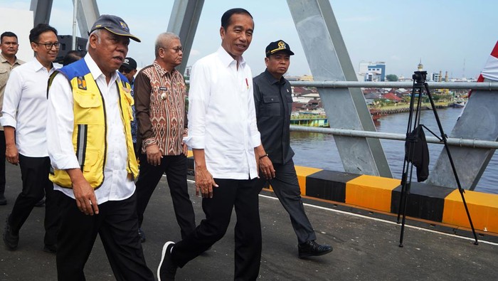 Presiden Joko Widodo (kedua kiri) bersama Penjabat Gubernur Kalimantan Barat Harisson (kanan), Ketua Komisi V DPR Lasarus (kiri), dan anggota Komisi V DPR Syarief Abdullah Alkadrie (kedua kanan) memencet tombol saat meresmikan duplikasi Jembatan Kapuas di Pontianak, Kalimantan Barat, Kamis (21/3/2024). Presiden Joko Widodo berharap duplikasi Jembatan Kapuas sepanjang 430 meter dan lebar delapan meter yang dibangun dengan biaya sebesar Rp275 miliar tersebut dapat memperlancar konektivitas antara Kota Pontianak dengan wilayah sekitarnya. ANTARA FOTO/Jessica Wuysang/Spt.