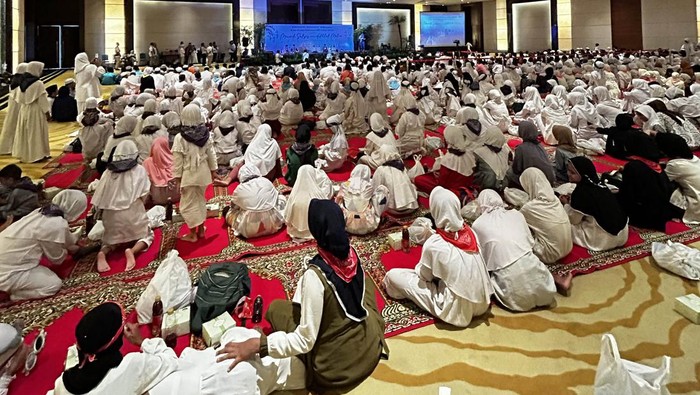 Momentum Berbagi dengan Ribuan Anak Yatim Binaan Yayasan Agung Podomoro Land kembali menggelar santunan dengan ribuan anak yatim. yang bertajuk βMeraih Sukses dengan Akhlak Muliaβ.