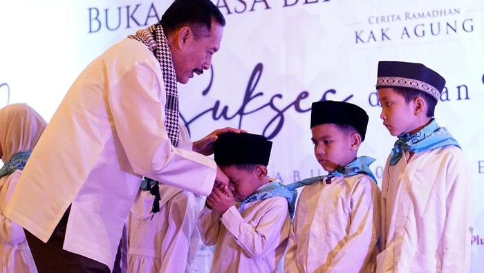 Momentum Berbagi dengan Ribuan Anak Yatim Binaan Yayasan Agung Podomoro Land kembali menggelar santunan dengan ribuan anak yatim. yang bertajuk βMeraih Sukses dengan Akhlak Muliaβ.