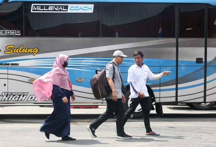 Sejumlah calon pemudik menunggu jadwal keberangkatan bus di Terminal Kalideres, Jakarta, Kamis (21/3/2024). Sebagian warga memilih mudik lebih awal guna menghindari lonjakan penumpang dan juga tingginya harga tiket. ANTARA FOTO/Muhammad Iqbal/aww.